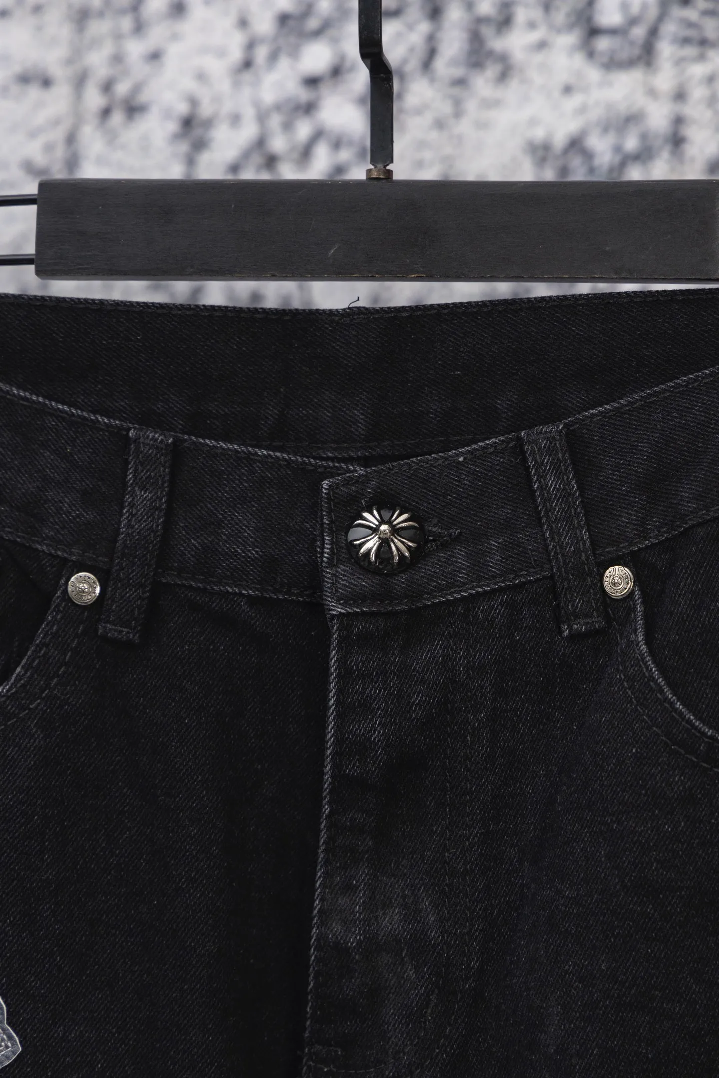 P250 chrome hearts new gray and black gradient cross patchwork leather black jeans vi Top heavy industry fashionable design] Consistent high street luxury style creation. Speaking of this style, the Zangyin family and GU family are definitely the leading representative brands. Especially the Zangyin family has really achieved a state-of-the-art effect in creating high street style. The unique washed material is used to create this style. The color system is quite eye-catching. After it is decorated with patchwork cross flowers, it cleverly highlights the charm of the brand. Secondly, this style uses classic The classic high-waist cutting design highlights the long legs and fashionable temperament of the upper body. The brand is highly recognizable and the slim fit configuration is more suitable for daily wear. It is a product that interprets personality, fashion, and specifications at a glance. This single product is enough to make any fan excited. It can be a white T-shirt for youthful preppy style, or a tight suspender for lady style. It has strong matching ability and can be easily controlled by men.  [Materials and craftsmanship] Needless to say, this point goes without saying. As an excellent craftsman brand, Zangyin’s requirements for details and craftsmanship are really perfect. The washed color of this model has gone through so many processes, not to mention the embellishment of denim appliques. It is also purely hand-made and sewn. Just like what they believe in, only hand-made things have soul and have the meaning of wear. A top-notch heavy-duty fashionable denim item, I look forward to your perfect interpretation! !  Size: 28-36 Color: black